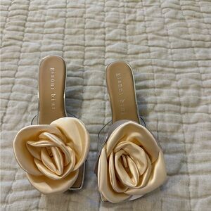 🌸 Gianni Bini Alana Clear Rosette Kitten Heel Sandals Size 7